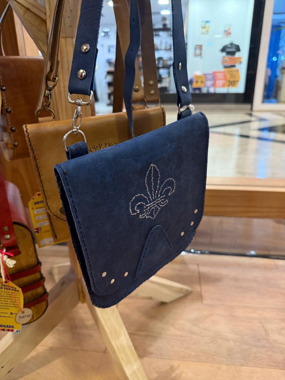 Bolsa Flor-de-Lis em couro azul