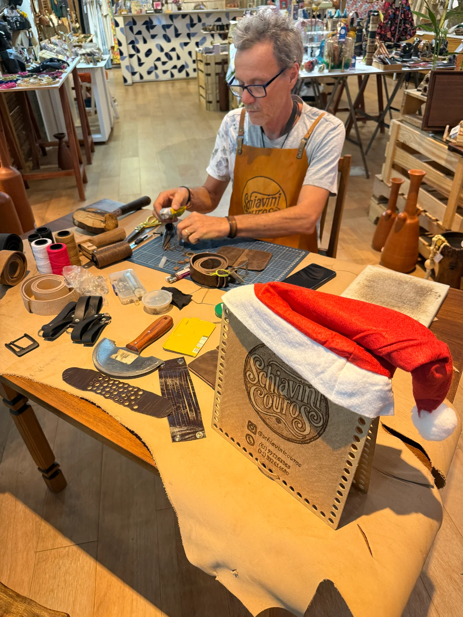 Marcos Schiavini trabalhando no ateliê